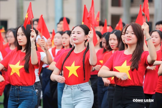 Rộn ràng khí thế tập luyện của Khối Báo chí Cách mạng hướng tới Đại lễ 80 năm Quốc khánh