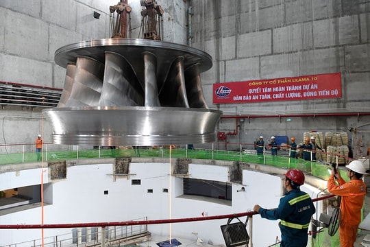 Lắp đặt thành công bánh xe công tác tổ máy số 2 Nhà máy thuỷ điện Hoà Bình mở rộng