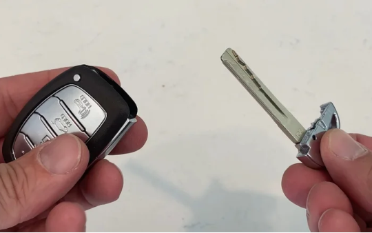 Điều gì xảy ra khi bạn lái ô tô mà quên khóa từ?