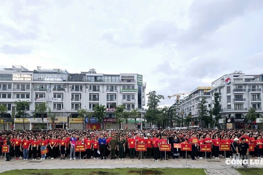 Quảng Ninh: Rừng người rực rỡ sắc cờ đỏ trong chương trình “Cùng Việt Nam tiến bước”