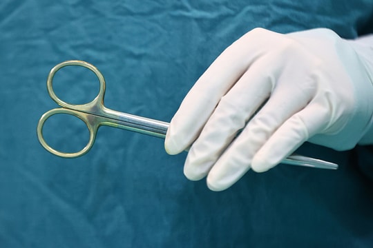 Cảnh báo phụ huynh: Bé 26 tháng tuổi rách mí mắt vì vô tình vặn ga xe máy