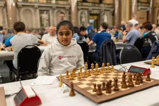 Bé gái 10 tuổi lập kỷ lục khi đánh bại đại kiện tướng cờ vua