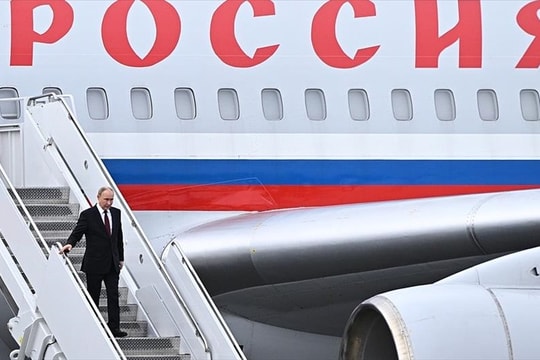 Tổng thống Putin đến thăm nghĩa trang phi công Liên Xô trước khi rời Alaska