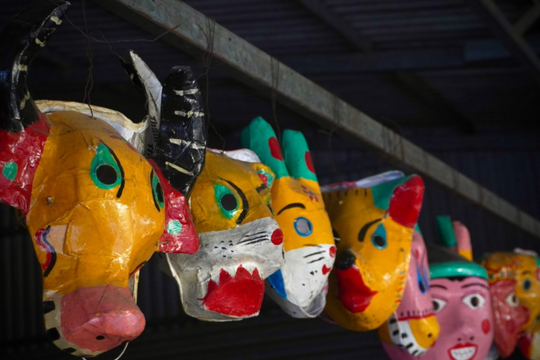 Những nghệ nhân miệt mài 'thổi hồn' cho mặt nạ giấy bồi truyền thống