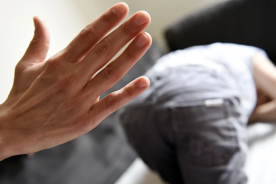 Người mẹ từng mắng, đánh con chỉ vì… không chào hỏi người lớn