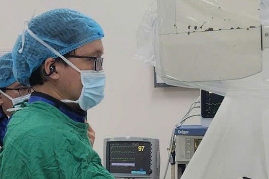 Lần đầu tiên tán sỏi túi mật xuyên gan qua da, bệnh nhân xuất viện sau 1 ngày