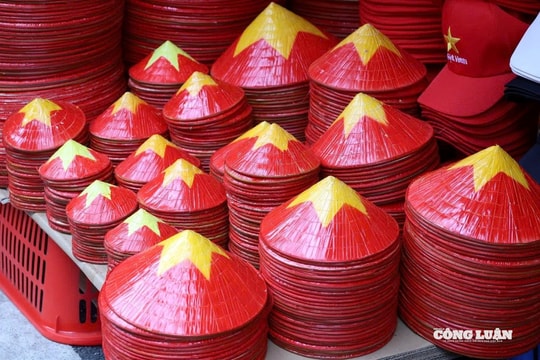 Phố Hàng Mã bừng sắc đỏ chào đón đại lễ 80 năm Quốc khánh 2/9