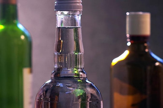 Kuwait bắt giữ 67 người sản xuất rượu lậu sau cái chết của 23 người