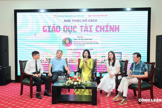 Bộ sách 'Giáo dục tài chính' thu hút nhiều bạn trẻ Thủ đô