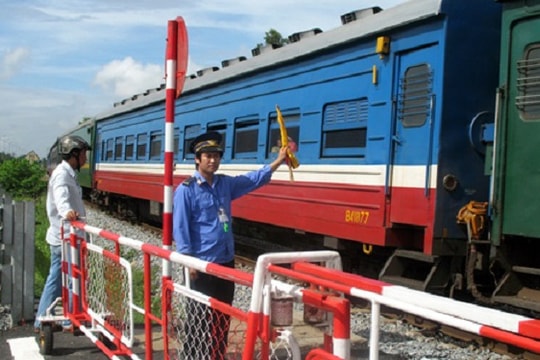 Kiên quyết thu hồi quyền sử dụng đất trong hành lang an toàn đường sắt tại các 'điểm đen' giao thông