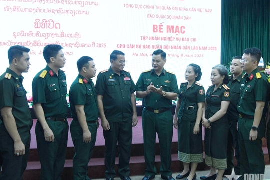 Bế mạc lớp tập huấn nghiệp vụ báo chí cho Báo Quân đội nhân dân Lào