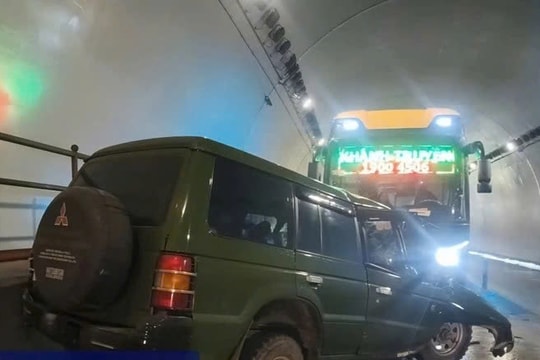 Va chạm 2 ô tô trong hầm Đèo Ngang, hai người tử vong