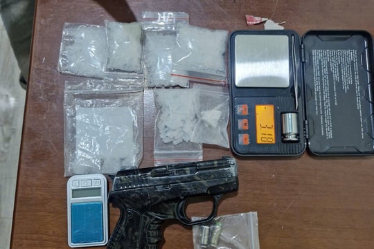 Gia Lai: Phát hiện đối tượng tàng trữ lượng lớn ma túy kèm súng và đạn