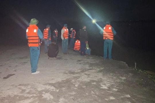 Dông lốc làm lật bè trên biển Quảng Ninh, 2 người tử vong