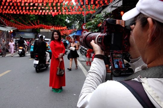 Phố Hàng Mã rực rỡ sắc đỏ chào mừng 80 năm Quốc khánh 2/9