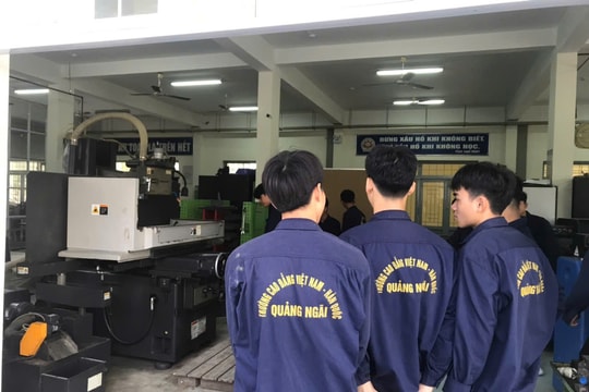 Chủ tịch UBND tỉnh Quảng Ngãi yêu cầu trả dứt điểm nợ lương, nợ tiền dạy vượt giờ giảng viên kéo dài 10 năm