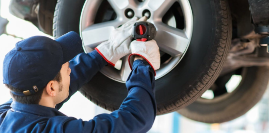 Có nên để xe nổ máy khi bơm lốp?