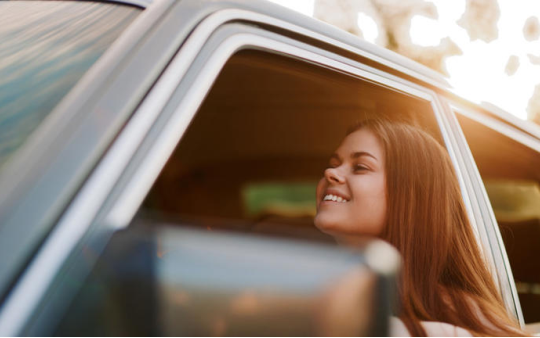 Hạ kính khi lái xe có tốn xăng hơn không?