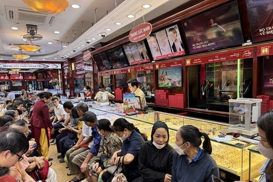 Giá vàng hôm nay 20/8: Giá vàng lập đỉnh, người dân xếp hàng chờ mua