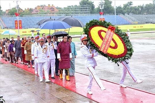 Quốc vương Bhutan và Hoàng hậu vào Lăng viếng Chủ tịch Hồ Chí Minh