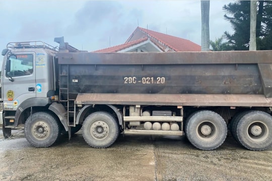 Ninh Bình: Xe ô tô tải làm rơi vãi đất đá ra đường, tài xế và chủ xe bị phạt hơn 30 triệu đồng