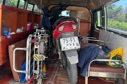 Xe cứu thương tư nhân ... chở xe máy bị phát hiện ở Huế