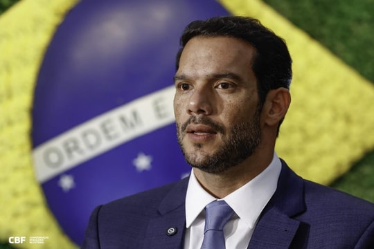 LĐBĐ Brazil bỏ áo đấu màu đỏ sau làn sóng phản đối chính trị