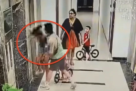 Tạm giam đối tượng hành hung người phụ nữ tại sảnh thang máy chung cư tại Hà Nội