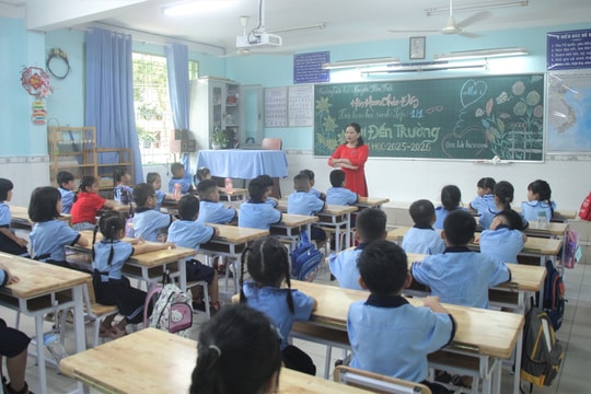 Học sinh lớp 1, 9 và 12 ở TP Hồ Chí Minh nô nức tựu trường