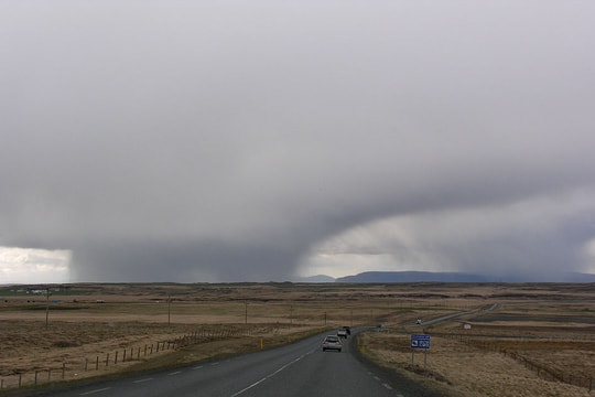 Mưa 'mây nổ' là gì và tại sao ngày càng dữ dội?