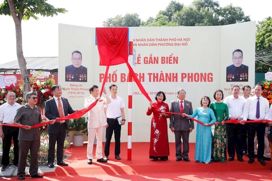 Bộ trưởng Bộ Công an, Bí thư Hà Nội dự lễ gắn biển tên phố Lê Giản, Bạch Thành Phong