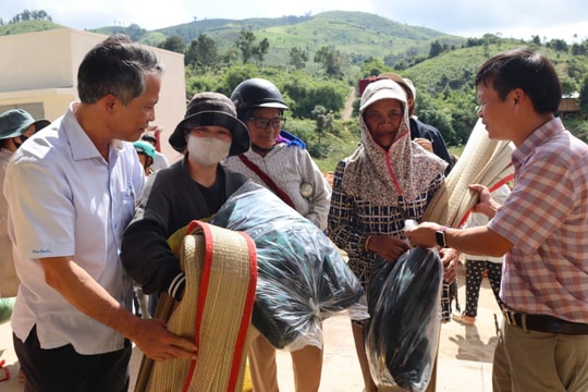 Quảng Ngãi: Chính quyền tổ chức phiên chợ 0 đồng, đẩy mạnh phong trào “Bình dân học vụ số”