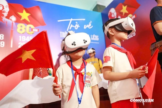 Hàng nghìn người dân xúc động khi được trở về “thời khắc thiêng liêng” năm 1945