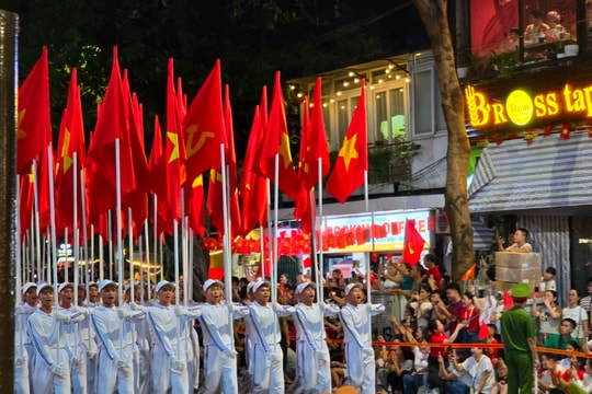 Hàng vạn người dân 'đổ' ra đường, vỡ òa cảm xúc đón các chiến sĩ diễu binh