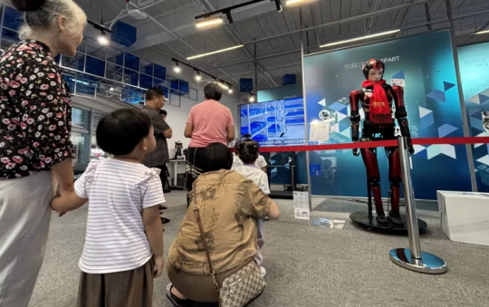 Cuộc đua AI của Trung Quốc nóng lên với robot hình người và trợ cấp hàng tỷ nhân dân tệ