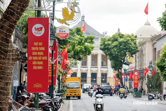 Thủ đô Hà Nội rực rỡ sắc đỏ chào mừng 80 năm Quốc khánh