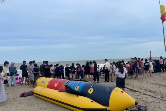 Thanh Hóa: Hai học sinh mất tích khi tắm biển tại khu du lịch Flamingo Hải Tiến