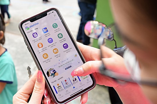 Sổ liên lạc điện tử: Ứng dụng tiện ích hay gánh nặng cho phụ huynh?