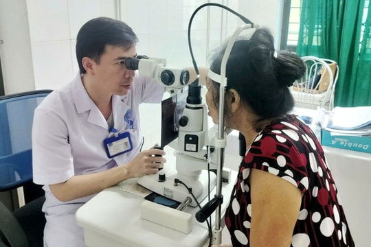 Bệnh nhân 61 tuổi suýt mù vì gội đầu bằng rượu ngâm hạt na trị chấy