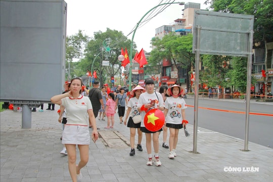 Hàng nghìn người dân đổ về Quảng trường Ba Đình đón xem buổi hợp luyện đầu tiên