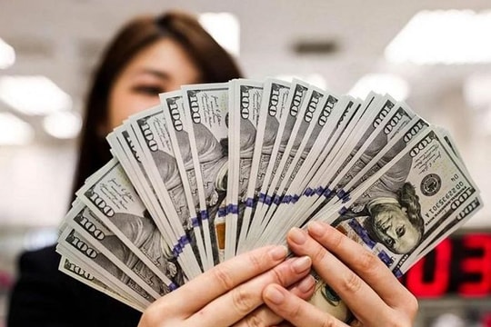 Tỷ giá USD hôm nay 22/8: Ngân hàng thương mại đồng loạt tăng mạnh, chợ đen quay đầu giảm
