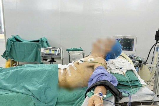 Bác sĩ thực hiện ca mổ ung thư dạ dày cho bệnh nhân “nửa nằm, nửa ngồi” ra sao?