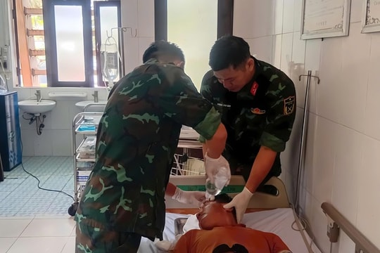 Quân y Trường Sa cứu ngư dân Quảng Ngãi thoát nguy cơ hỏng mắt vì nổ bình ắc quy