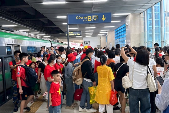 Hà Nội: Hàng nghìn người đổ về trung tâm xem hợp luyện diễu binh, tàu điện Cát Linh - Hà Đông đông bất ngờ