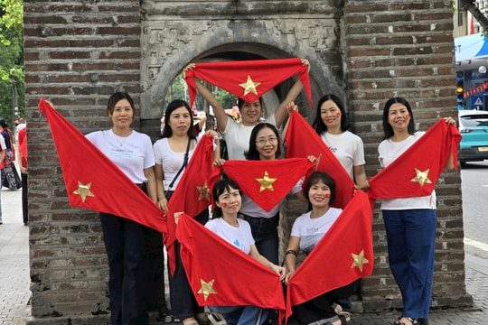 Biển người đổ về Hồ Gươm, tranh thủ chụp ảnh trước giờ xem hợp luyện diễu binh