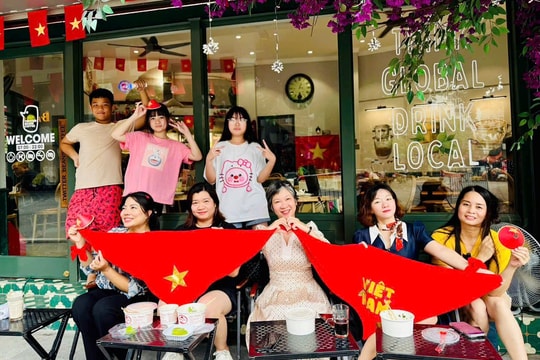 Người dân 'săn' vị trí đẹp trong các quán cà phê chờ xem hợp luyện diễu binh