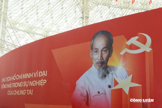 Không khí khẩn trương bên trong triển lãm đặc biệt mừng 80 năm Quốc khánh 2/9