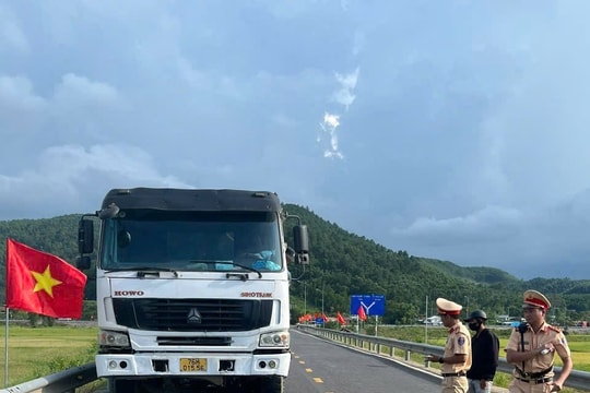 CSGT thành phố Huế ra quân xử lý xe quá khổ, quá tải