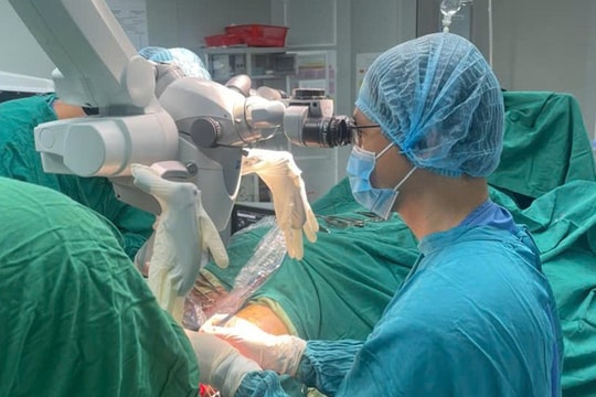 Khi người bệnh không có người nhà, bác sĩ sẽ là người thân ở bên