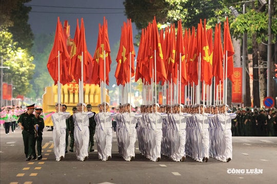 Quảng trường Ba Đình rực sáng màu cờ Tổ quốc với khí thế hào hùng trong buổi tổng hợp luyện A80 lần thứ hai